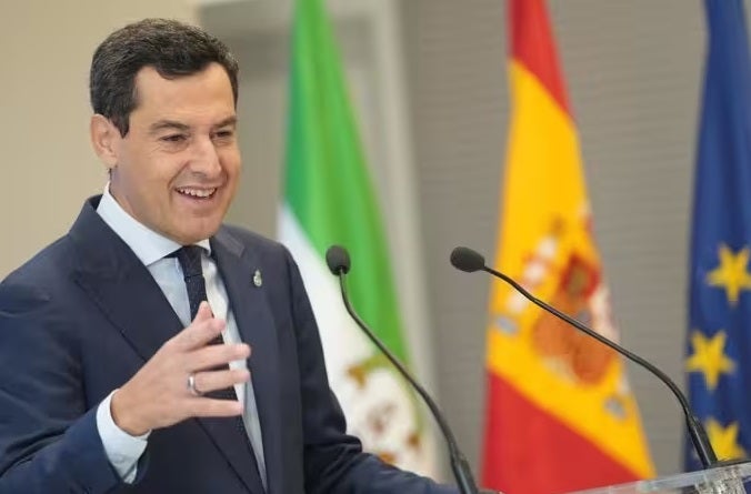 El presidente de la Junta de Andalucía, Juanma Moreno, durante su intervención en un acto de la UAL.