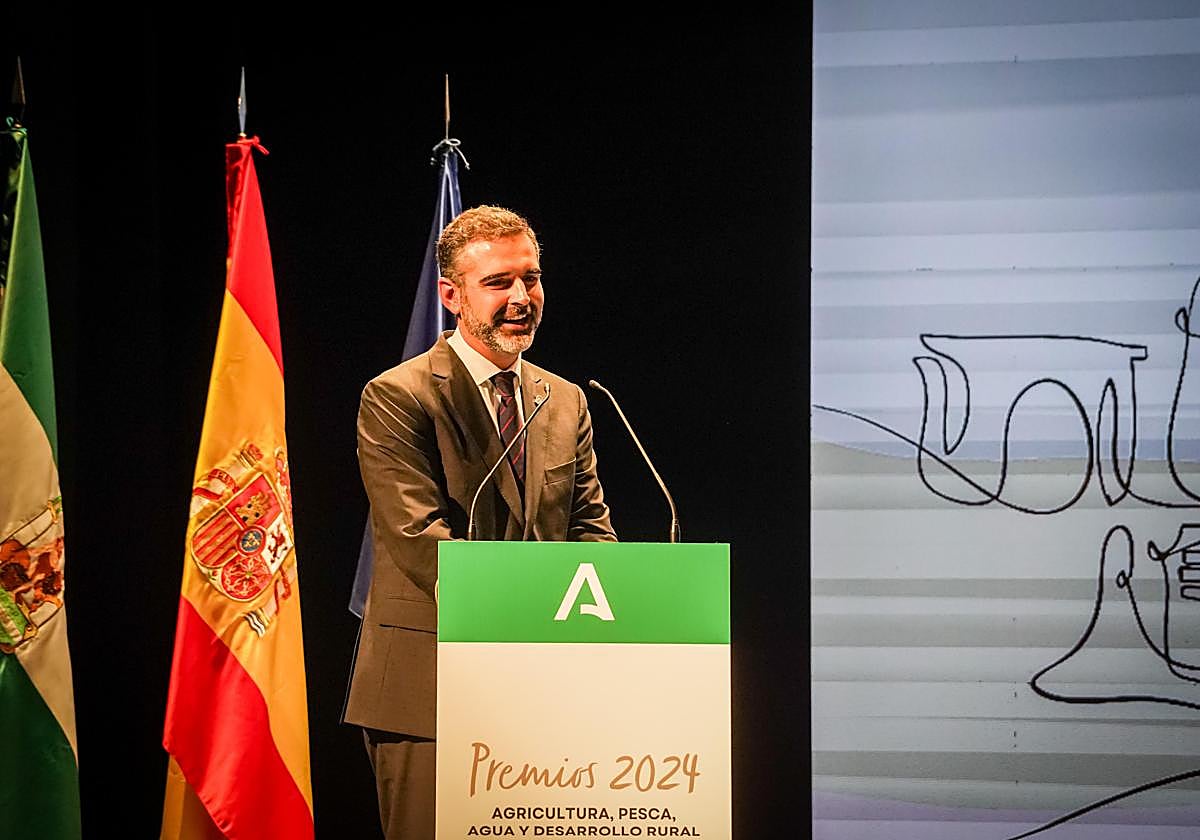 El consejero de Agricultura, Pesca, Agua y Desarrollo Rural, Ramón Fernández-Pacheco, ha felicitado a los galardonados .