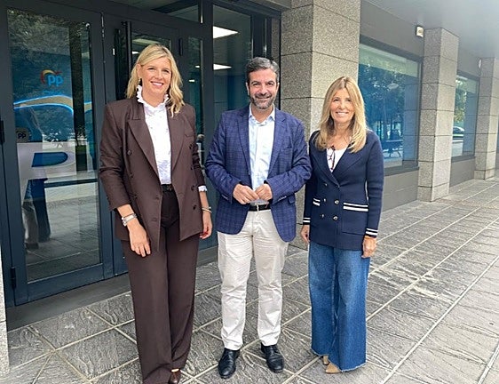 Joaquín Camacho, acompañado por Inmaculada Hernández y Eva Martín.