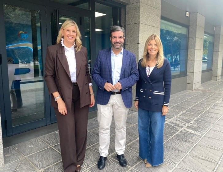 Joaquín Camacho, acompañado por Inmaculada Hernández y Eva Martín.