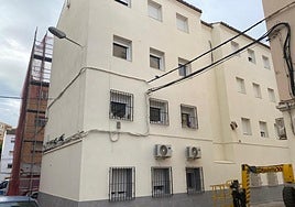 Uno de los primeros edificios de 'Los Pintores' en lucir una nueva fachada.