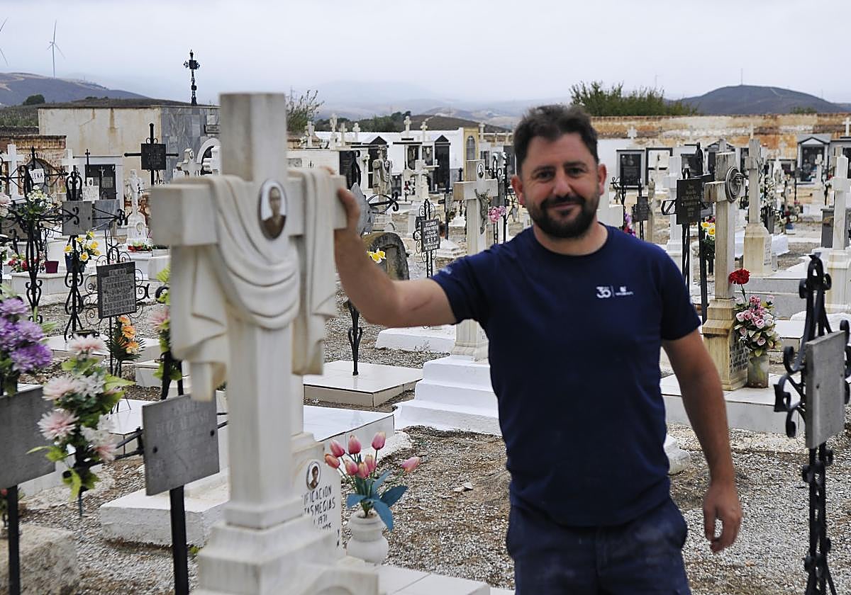 El enterrador del cementerio de Dúrcal, José Manuel Padial Fernández en el camposanto