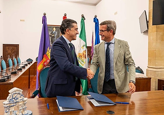 El consejero Jorge Paradela y el alcalde de Baeza, Pedro Javier Padrera.