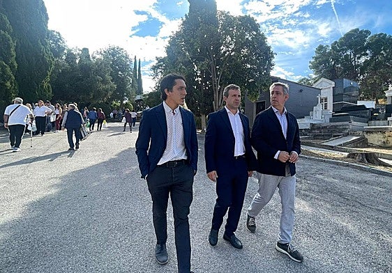 Luis García, Julio Millán y Javier Padorno en su vista al cementerio.