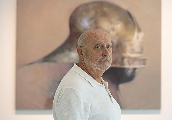 El pintor Jesús Conde, ante una de las obras expuestas.