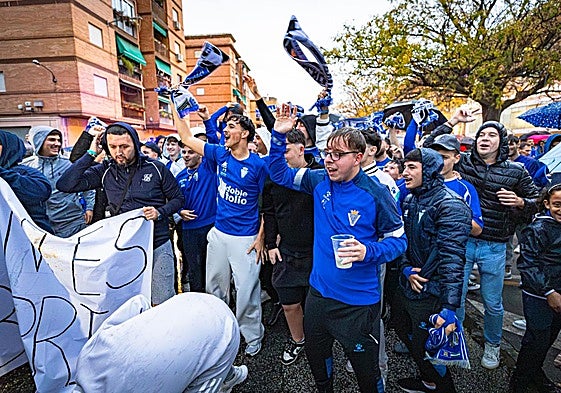 La afición del Maracena abarrota los aledaños de Los Cármenes durante el recibimiento al equipo.