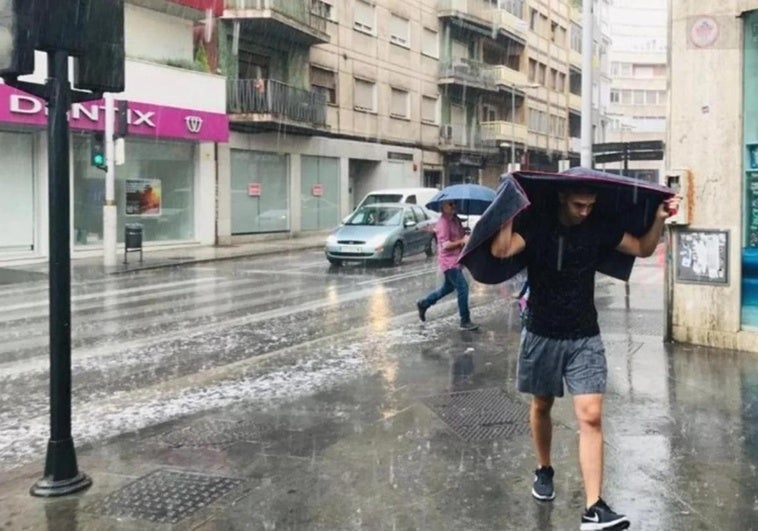 Última hora de Aemet: avisos por tormentas en Granada este miércoles y tornados y trombas marinas en la Costa