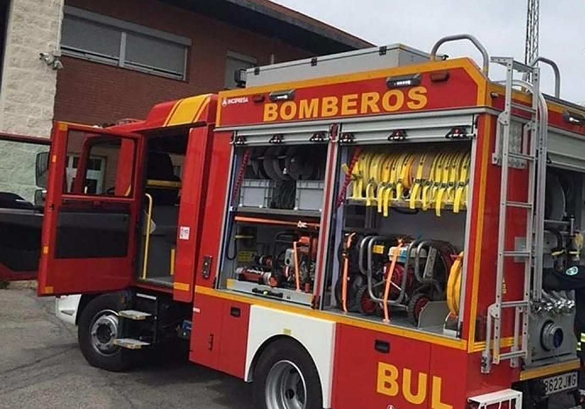 Las llamas calcinan un secadero de madera en Alhendín y alertan a los conductores de la autovía.