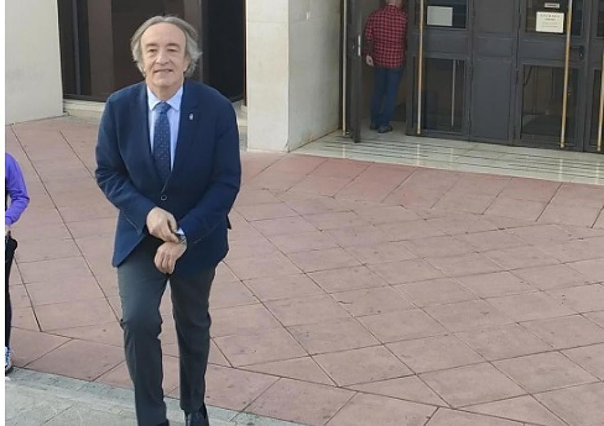 El delegado de Salud y Consumo de la Junta en Granada, Indalecio Sánchez-Montesinos, a la salida de los juzgados de Granada este martes