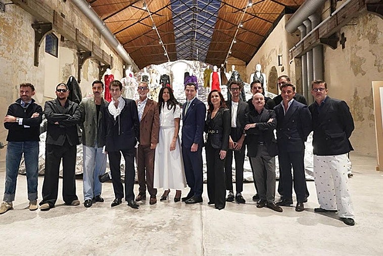 Foto de familia de la inauguración de la exposición 'Lux: La moda andaluza en la Cultura del siglo XXI'.