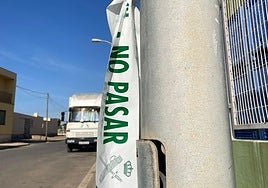 Restos del cordón policial en el polígono hortícola de San Agustín, donde apareció el coche y cadáver de Antonio Campos.