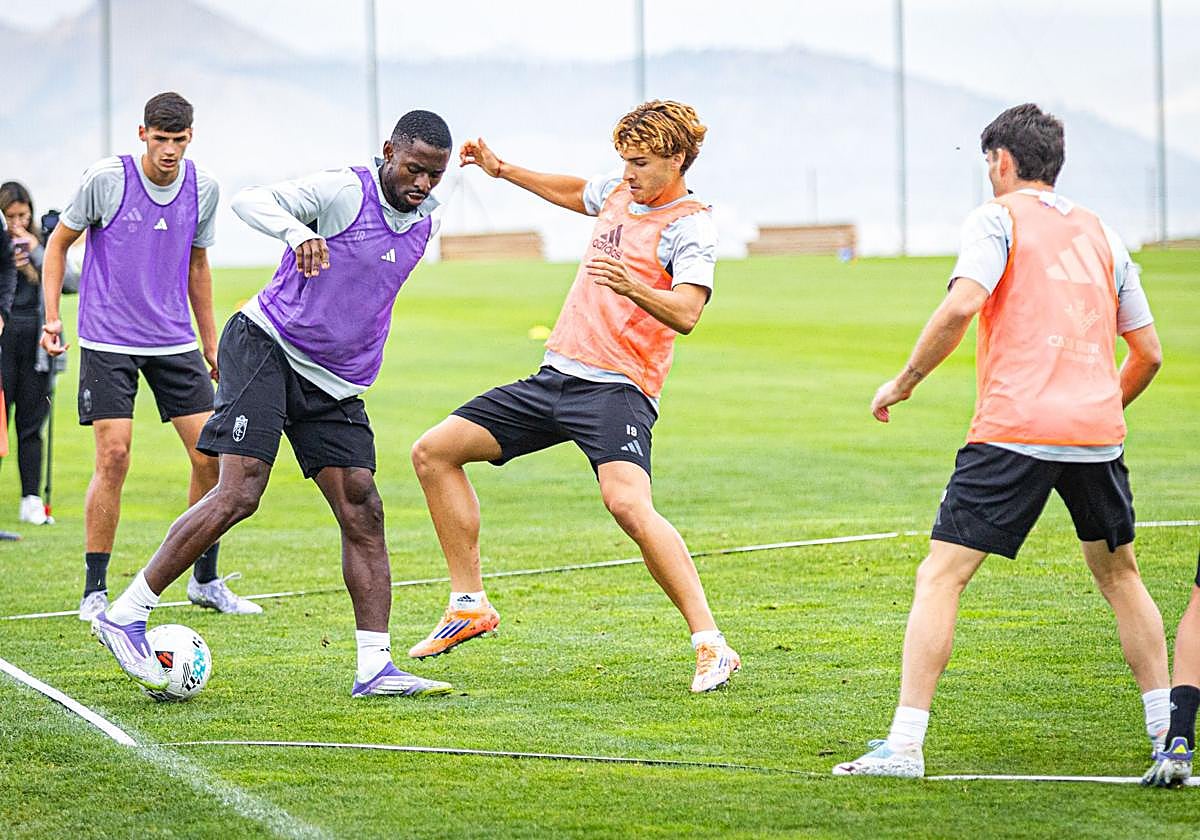 Jorge Pascual presiona a Martin Hongla durante un rondo en la Ciudad Deportiva del Granada.