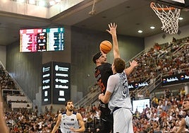 Zach Hankins intenta encestar de gancho ante Birgander, en el partido contra el Joventut.