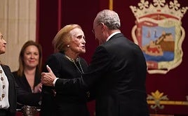 La poeta María Victoria Atencia en una imagen de archivo cuando recibió la Medalla de la Ciudad de Málaga y el nombramiento de Hija Predilecta.