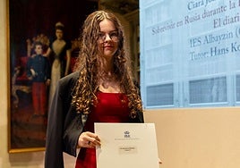 La joven estudiante granadina Ciara Joanna Kohlbacher (IES Albayzin), tras recoger su premio.