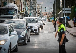 La Policía Local de Granada dirige el tráfico en la capital.