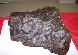 El meteorito de Colomera, durante el tiempo que estuvo expuesto en la localidad granadina.