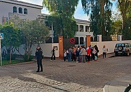 Menores a las puertas del centro, el pasado lunes tras su desalojo.