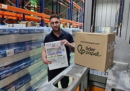 El azulillo David Maldonado posa con la portada de IDEAL en su trabajo el día después de la Copa.