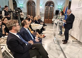 Catalina García y Jesús Estrella durante la presentación de los presupuestos de la Junta para 2026.