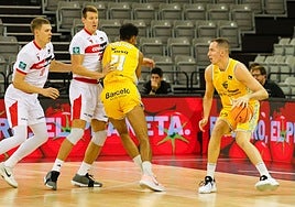 Luka Bozic defiende fuerte en el partido de preparación contra el Gran Canaria en el Palacio.