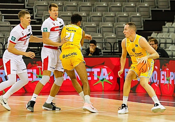 Luka Bozic defiende fuerte en el partido de preparación contra el Gran Canaria en el Palacio.