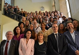 Miembros de la promoción, profesores y el decano de Ciencias Políticas, en la escalera de la facultad.