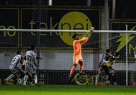 El portero pucelano atrapa un centro sobre su área.