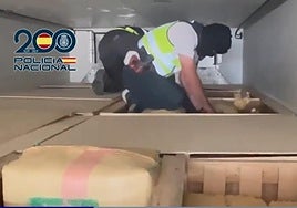 Registro de uno de los camiones en la operación antidroga entre Granada y Cádiz