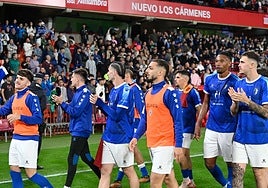 Los jugadores del Maracena dan la vuelta de honor a Los Cármenes tras el partido.