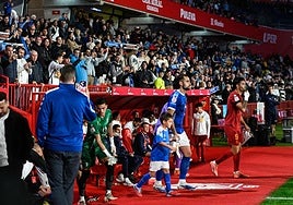 Los jugadores de Maracena y Valencia salen al césped de Los Cármenes.