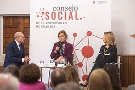 Laura González-Molero, presidenta de DKV Salud y Asociación para el Progreso de la Dirección, participa en la charla.