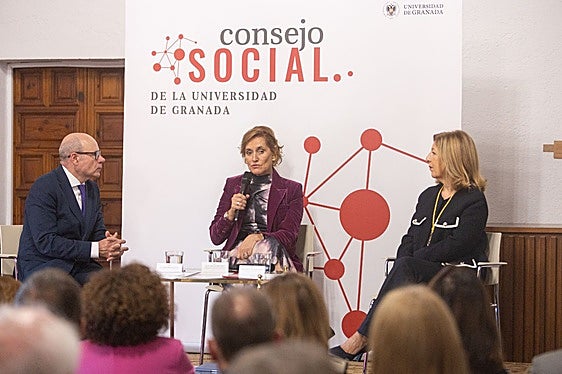 Laura González-Molero, presidenta de DKV Salud y Asociación para el Progreso de la Dirección, participa en la charla.