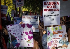 Estudiantes arropan a la familia de Sandra Peña y alzan la voz contra el acoso.