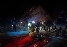 Bomberos trabajand tras la explosión en Atarfe.
