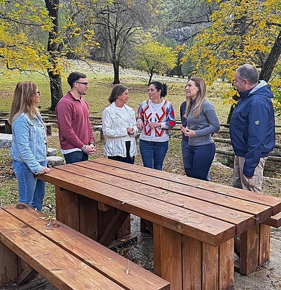 Visita de la consejera a uno de los caminos.
