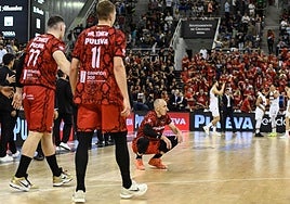 Jonathan Rousselle, agachado tras la derrota con el Baskonia, espera levanta el ánimo en Lugo.
