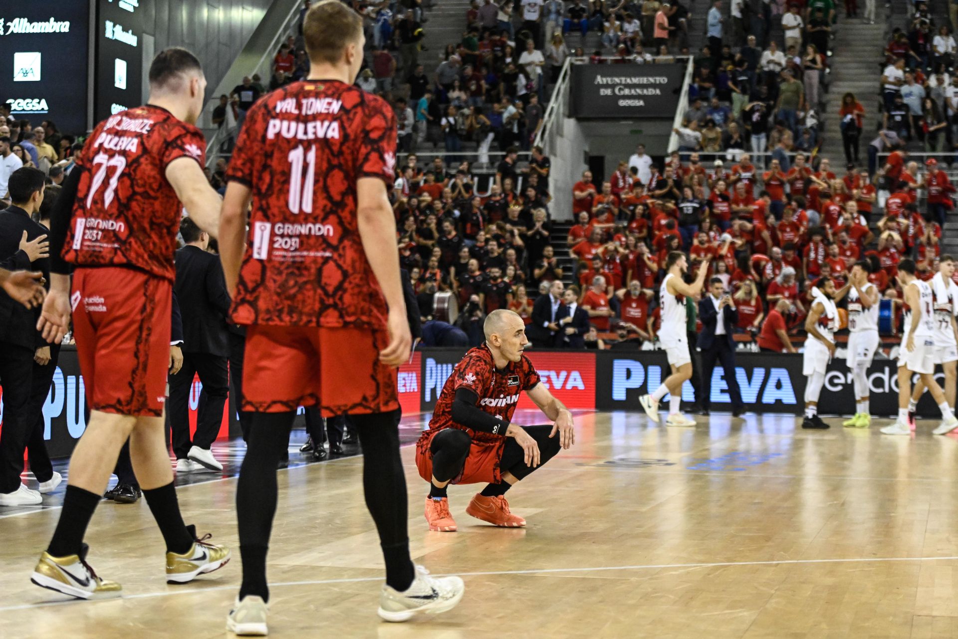 Jonathan Rousselle, agachado tras la derrota con el Baskonia, espera levanta el ánimo en Lugo.