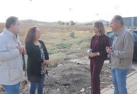 Los parlamentarios socialistas en los terrenos de la Ciudad Sanitaria.