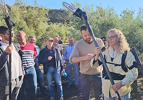 Agricultores prueban el exoesqueleto.