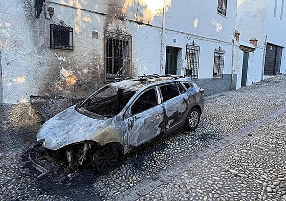 Uno de los vehículos que ha ardido en el Albaicín.