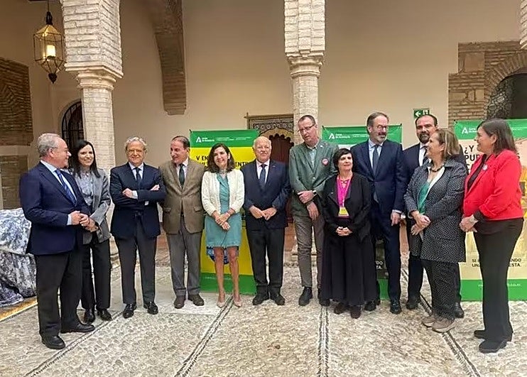 Rocío Blanco, entre Javier González de Lara y Jesús Aguirre, junto al resto de autoridades y responsables empresariales y sindicales, en V Encuentro de Cultura Preventiva en Andalucía.