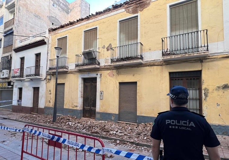 Susto en el centro de Motril por un desprendimiento: bomberos y Policía Local aseguran la zona