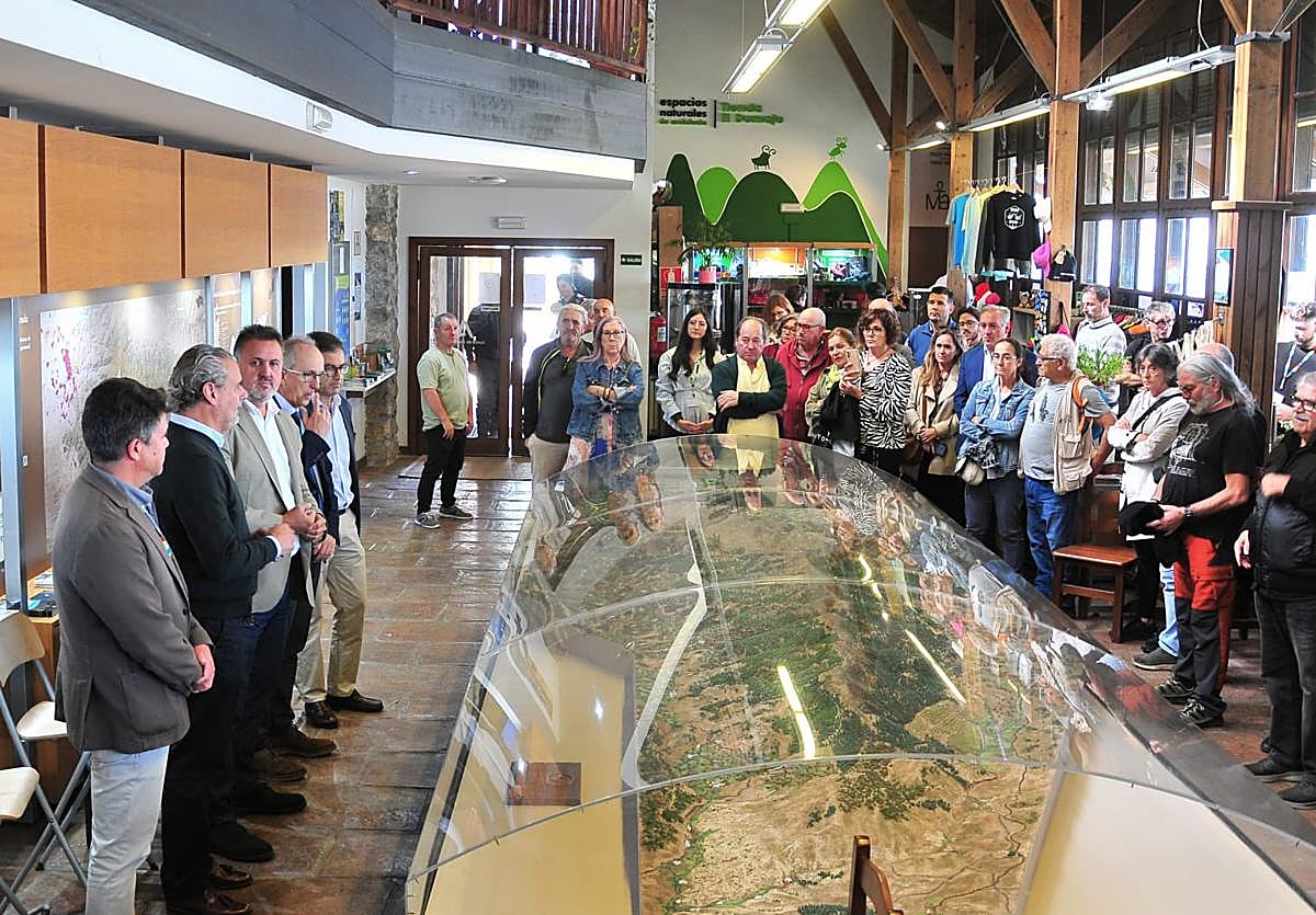 El delegado territorial de Sostenibilidad y Medio Ambiente en Granada asiste a la presentación del nuevo proyecto de gestión