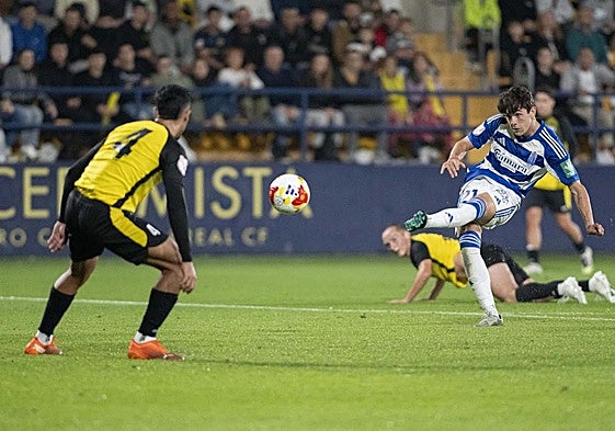 Pablo Sáenz chuta a puerta contra el Roda.