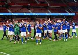 Los jugadores del Maracena inician la vuelta de honor en Los Cármenes ante su afición.