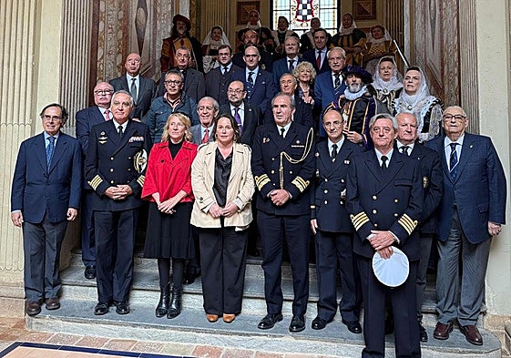 La delegación granadina desplazada al evento con la asociación posa con los anfitriones del Museo de la Marina, en El Viso, actores del centro y miembros de la Armada Española.