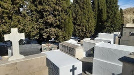 El consistorio está llevando a cabo durante los últimos días tareas de limpieza y mantenimiento con motivo de la festividad de Todos los Santos, que se celebra este sábado, 1 de noviembre