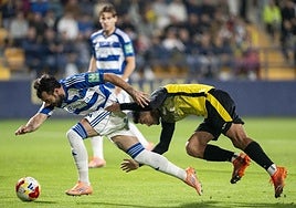 José Arnaiz cae en un posible penalti que el árbitro no vio punible contra el Roda.