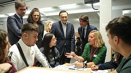 Este desafío se ha planteado en el hackaton organizado por Andalucía Emprende en el Instituto de Educación Secundaria (IES) Gran Capitán, que ha visitado el consejero José Carlos Gómez Villamando